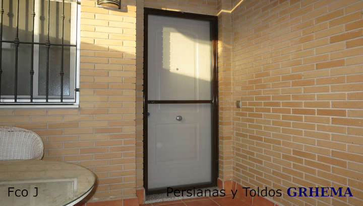 Mosquitera puerta abatible