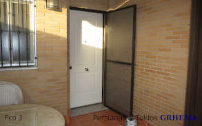 Mosquitera puerta abatible